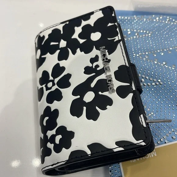 Michael Kors Jet Set Medium Floral Print Bi-Fold Wallet
Black 
NWT - Picture 15 of 16